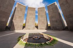 Il memoriale alle vittime del genocidio armeno a Yerevan, Armenia. Si trova sulla spianata della collina di Dzidzernagapert (Forte delle rondini) e ogni anno il 24 di aprile gli armeni di tutto ...
