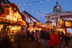 Famiglie si divertono passeggiando al mercatino serale di Natale a Nottingham, Inghilterra. Durante l'Avvento la città si veste di una suggestiva atmosfera fiabesca - © Jason ...
