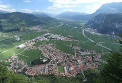 La val d'Adige con Mezzocorona, fotografati dalla stazione di monte della funivia del paese - © Matteo Ianeselli / Wikimedia Commons 