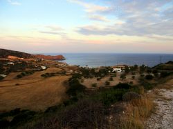 Milos, Grecia: tranne in pochi punti dell'isola, a Milos a volte è quasi impossibile trovare un albero. A dominare il paesaggio è la macchia mediterranea, fatta di piccoli ...