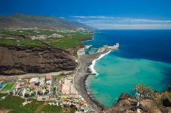 La vista sulla costa dal Mirador El Time che domina Puerto de Tazacorte. Isola di La Palma, Canarie.

