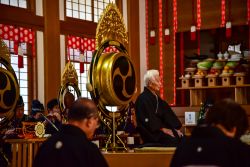 Monaci in preghiera nella chiesa di Tenrikyo nella prefettura di Nara, Giappone - © Serkant Hekimci / Shutterstock.com