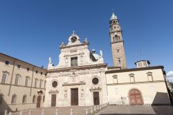 Il sole splende sulle trifore del monastero medievale di Parma: visione diurna di un edificio tra i più antichi della città - il monastero di San Giovanni Evangelista, edificato ...
