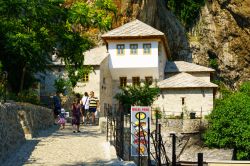 L'ingresso del Blagaj Tekija, a Blagaj - il famoso tempio derviscio di Blagaj, si staglia imponente ai piedi della montagna, in questo pittoresco villaggio nel sud della Bosnia, ormai famoso ...