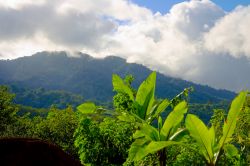 Panorama delle montagne nei pressi di San José, Costa Rica. Vegetazione ricca e rigogliosa per i dintorni della capitale che sorge su un fertile altopiano con lievi ondulazioni - © ...