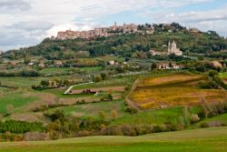 Montepulciano e la sua campagna, Toscana, Italia. Lo splendido panorama a perdita d'occhio che si può osservare dall'alto delle colline limitrofe.


