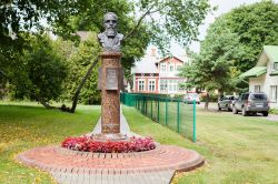 Monumento a Jonas Sliupas, primo sindaco di Palanga, Lituania, nel giardino della sua casa natale - © Gyvafoto / Shutterstock.com