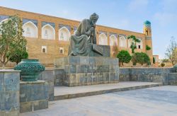 Monumento a Muhammad ibn Musa al-Khwarizmi uno scienziato persiano: siamo a Khiva in Uzbekistan - © eFesenko / Shutterstock.com