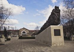 Il monumento alle vittime del regime comunista a Chisinau, Moldavia. Sullo sfondo l'edificio che ospita la stazione ferroviaria della città - © Iryna Liveoak / Shutterstock.com ...