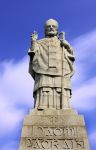 Monumento a San Patrizio a Downpatrick, Irlanda del Nord. Una statua raffigurante il santo nato nel nord ovest della Gran Bretagna e che dopo un pellegrinaggio a Roma si stabilì nell'Irlanda ...