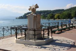 Monumento sul lungo lago a Annecy, Francia.
