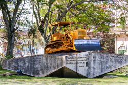 Il bulldozer utilizzato da Che Guevara durante la battaglia di Santa Clara (Cuba). La macchina, utilizzata per scardinare i binari, è parte del "Monumento a la toma del tren blindado" - ...