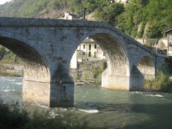 Il Ponte Ganda a Morbegno attraversa il fiume Adda - © BARA1994 - CC BY-SA 3.0 - Wikipedia