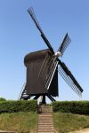 Un mulino a vento nei dintorni di Bourtange, il borgo a pianta di stella del nord dell'Olanda - © Peter Zijlstra / Shutterstock.com
