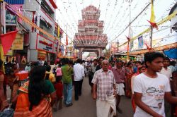 La folla durante il festival noto come "Mullackal Chirappu" presso il tempio dedicato a Raja Rajeshswari nella città di Alleppey (India) - foto © AJP / Shutterstock.com
 ...