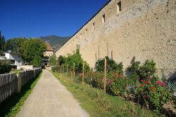 Le mura della città di Glorenza in Alto Adige. Completamente rasa al suolo nel 1499, dopo la battaglia della Calva, durante la guerra sveva che oppose l'imperatore Massimiliano I° ...