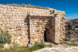 Mura del castello di Karak, Giordania. Una porzione delle imponenti mura che circondano il castello crociato. Visitandolo si possono ammirare fra l'altro la caserma, le cucine, le prigioni, ...