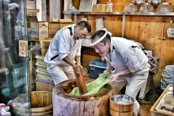 Nara, Giappone: due uomini giapponesi preparano il mochi, dolce tradizionale fatto con riso glutinoso  - © im_Chanaphat / Shutterstock.com