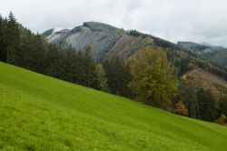Natura a Leoben, Austria. Situata a nord della Stiria nella valle del fiume Mura, Leoben è circondata dal monte Hochschwab e della Alpi dell'Eisenerz. 
