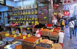Negozi al Sheung Wan Market in Des Voeux Road, a Hong Kong. Questa zona della città è famosa per la sua attività commerciale fin dal XIX secolo - © claudio zaccherini ...