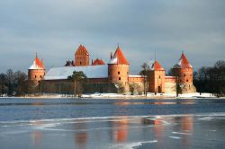 La neve sul parco nazionale storico di Trakai in Lituania - © kirych / Shutterstock.com