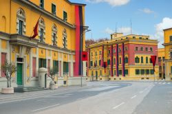 Nuovi palazzi dalle facciate colorate nella centrale piazza Skanderbeg a Tirana (Albania). Le bandiere vengono issate in eventi speciali come la ricorrenza dell'indipendenza - © Alla ...