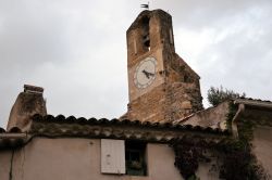 L'orologio di Lourmarin (Francia) fu installato nel XVII secolo sul campanile detto "Castellas".