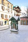 Orologio e stazione meteorologica nella piazza principale di Schladming, Austria, dopo un'abbondante nevicata - © tourpics_net / Shutterstock.com