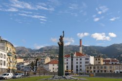 Praça da Autonomia nella città di Funchal. Il monumento realizzato da Ricardo Velosa celebra l'autonomia di Madeira - foto © dinkaspell / Shutterstock.com