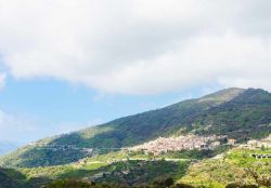 Paesaggi di montagna intorno al borgo di Savoca (Messina) - © vvoe / Shutterstock.com