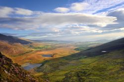 Paesaggio montuoso della penisola di Dingle, Irlanda. Una bella veduta soleggiata di questa penisola situata nel Kerry, nel sud-ovest della Repubblica d'Irlanda - © Jan Miko / Shutterstock.com ...