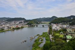 Paesaggio sul fiume Kiso a Inuyama, Giappone.

