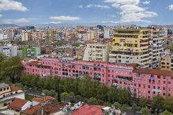 Palazzi colorati nel cuore di Tirana, Albania.


