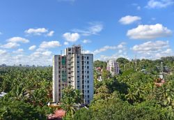 Palazzi moderni nella capitale Trivandrum, Kerala, India: una suggestiva veduta dall'alto della città in una giornata di sole - © Ajayptp / Shutterstock.com 