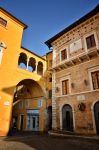 Palazzi signorili nel centro storico di Fermo, Marche, impreziositi da un'antica meridiana e un loggiato affrescato nel soffitto.

