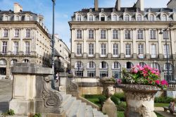 Palazzi storici nel centro di Rennes, Francia. Città d'arte e di storia, questa località invita i visitatori ad ammirare i suoi tesori architettonici. 
