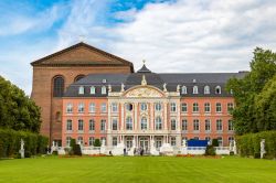 L'elegante sagoma del Palazzo dei Principi Elettori (Kurfürstliches Palais), nella zona settentrionale del Palastgarten di Trier (Treviri), Germania.
