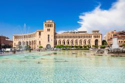 Il Palazzo del Governo in piazza della Repubblica a Yerevan, Armenia - © saiko3p / Shutterstock.com