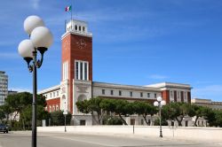 Palazzo del Municipio a Pescara, Abruzzo. Risale agli anni '30 del Novecento questo edificio in mattoni e pietra bianca costruito dall'architetto Pilotti. All'interno si trova un'imponente ...