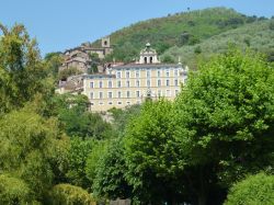 La sagoma di Villa Garzoni, con i suoi caratteristici elementi barocchi, domina incontrastata la visuale sul piccolo borgo di Collodi, nella campagna toscana.
