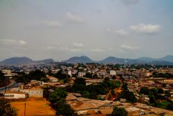 Panorama dall'alto della capitale Yaoundé, Camerun. La sua fondazione risale all'epoca coloniale quando, alla fine del XIX° secolo, i coloni tedeschi diedero vita al primo ...
