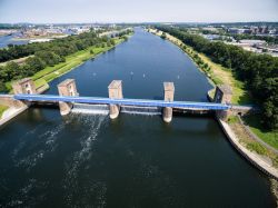 Panorama aereo della celebre diga sul fiume Ruhr a Duisburg, Germania. La Ruhr scorre per 217 chilometri ed è un affluente del Reno.



