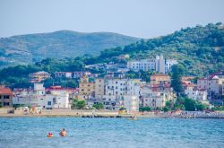 Panorama della costa di Agropoli, Campania - Comune italiano della provincia di Salerno, Agropoli è un importante centro costiero situato nel Cilento e affacciato sul mar Tirreno © ...