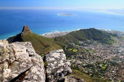 Panorama di Table Mountain, Cape Town, Africa - Se guardato dal basso desta meraviglia e stupore, quando guardato dall'alto ancora di più. Stupendo lo stacco che si crea proprio in ...