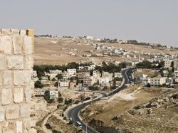 Panorama dal castello di Karak, Giordania. Il tratto meridionale della Strada dei Re attraversa un paesaggio sempre più arido costellato, qui e là, da centri abitati immersi nel ...