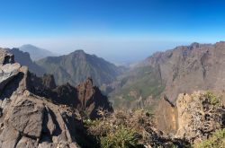 Vista panoramica sulle montagne dell'entroterra dalla Roque de los Muchachos, la vetta più alta dell'isola di La Palma, Canarie.