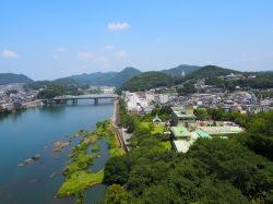 Panorama dall'alto della città di Inuyama, Giappone. Sullo sfondo, uno dei ponti che attraversano il fiume Kiso.

