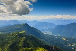 Panorama dalle Alpi sulla vetta di Larici, Asiago, Veneto. Questa cima, assieme a Portule, è una delle due montagne più belle e naturalisticamente ricche del vicentino - © ...