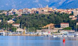 Panorama del borgo portuale di Porto-Vecchio, Corsica, con yachts e barche ormeggiate. Il borgo si trova nella parte sud orientale della Corsica ed è circondata da una vegetazione tipicamente ...