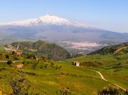 Panorama del Monte Etna, fotografato dai Peloritani, Sicilia